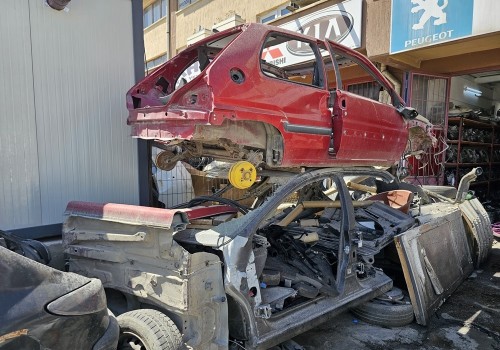 Peugeot 106 Sağ Kapı Kırmızı