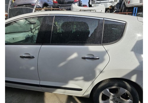 Peugeot 3008 sol arka kapı beyaz